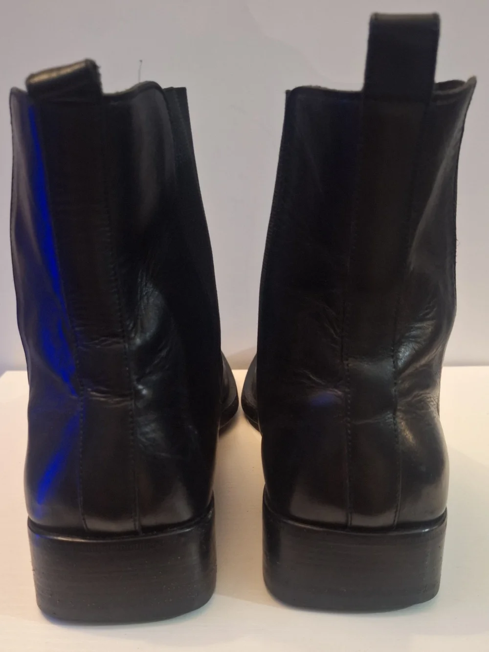 Gucci Black Leather Chelsea Boots with Sleek Profile